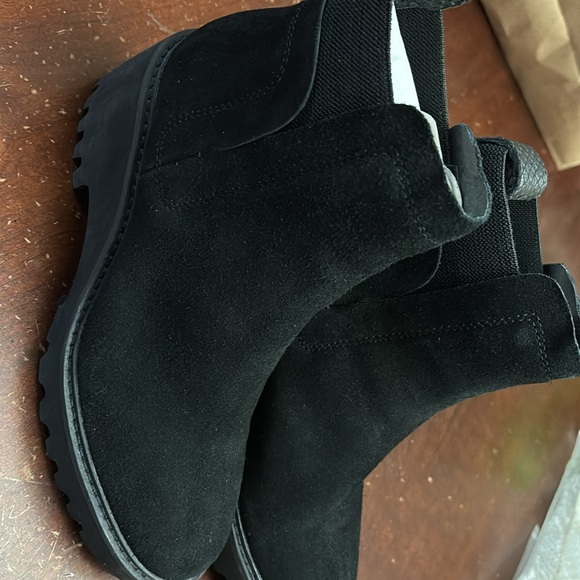 Dolce vita size 7 black suede Chelsea booties slip ons 2” heel brand new - Picture 2 of 7
